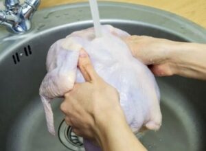 como lavar el pollo